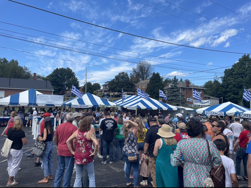 Visitors+waiting+at+the+stands+at+the+Roanoke+Greek+Festival.