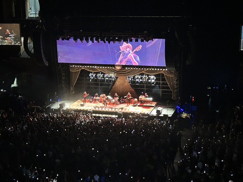 Chris Stapleton mid-performance. 