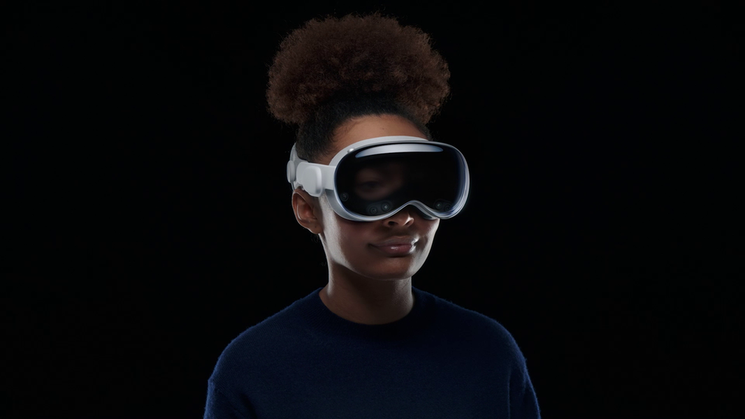 Woman wearing the Apple Vison Pro.