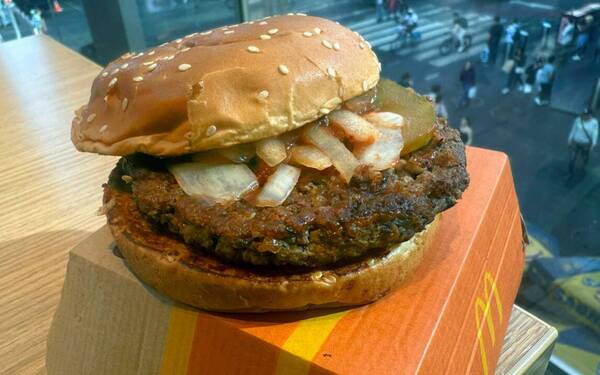 Infected onions in McDonald's quarter pounder causes E. Coli outbreak. 