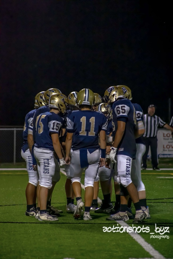 Titans in huddle on an offensive play
| Credits to Zander Slough, a former Titan
(@actionshots_byz)